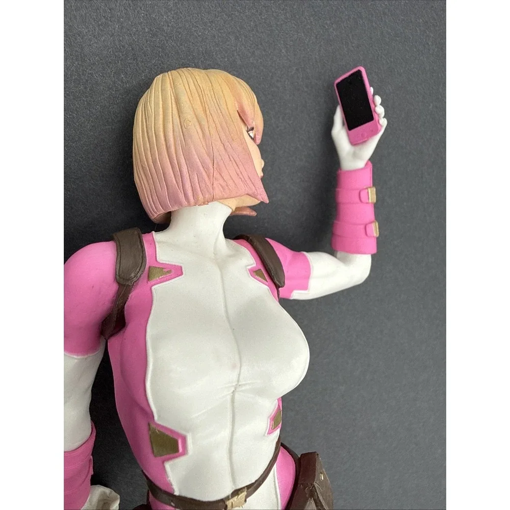 Diamond Select gwenpool unmasked